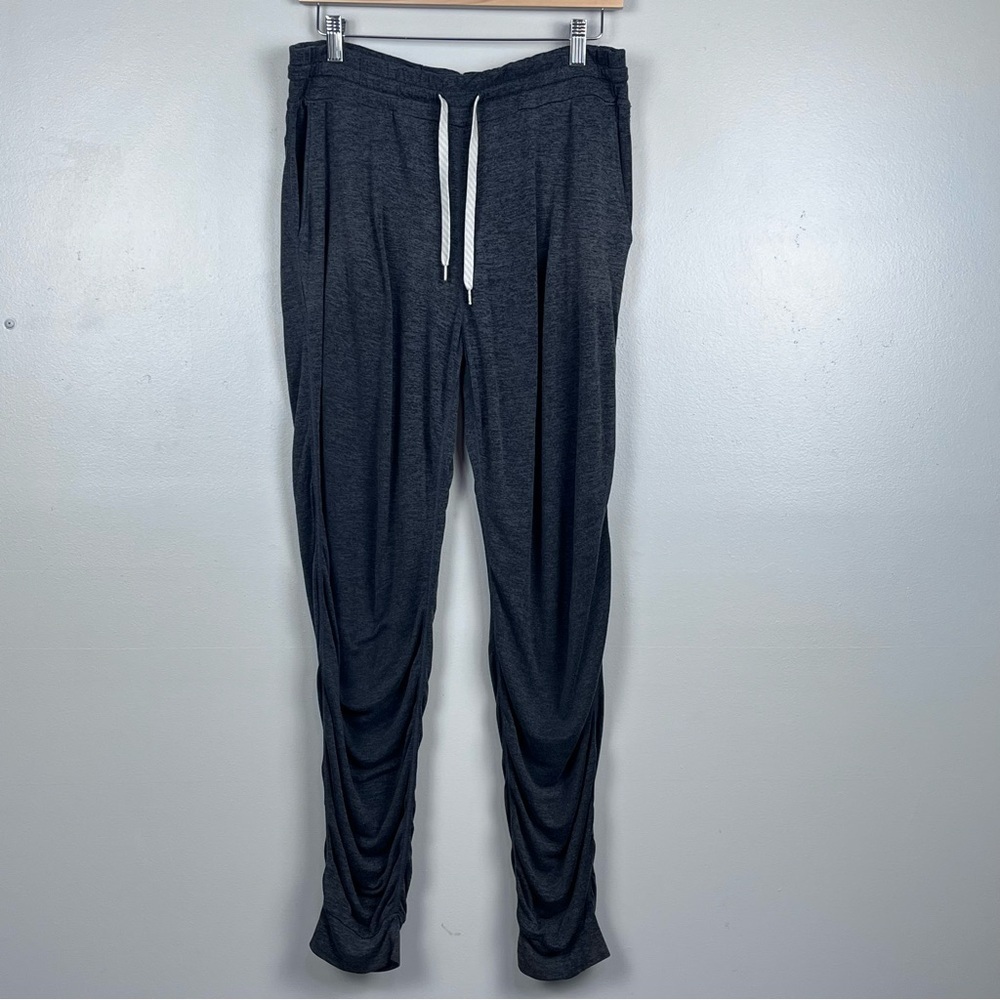 Vuori Women's The Rise The Shine Gray Drawstring Joggers Size S; Athleisure
